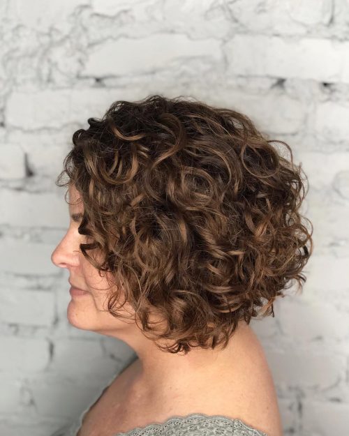 coupe de cheveux frisée inversée