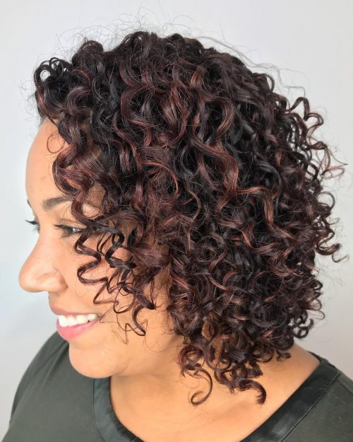 Coiffure bouclée moyenne