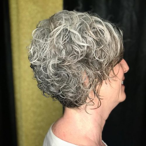 Bob frisé pour les dames de plus de 50 ans