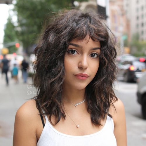 Une jolie coiffure longue et bouclée