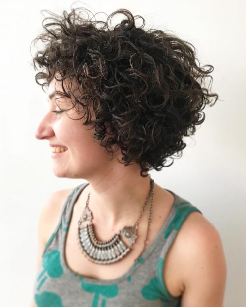 Cheveux bouclés au menton