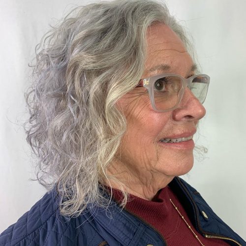 Bob permanent bouclé pour les femmes de plus de 60 ans