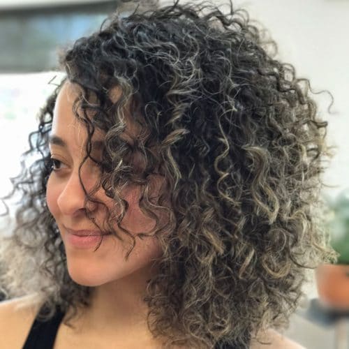 Une magnifique coiffure Layered Curly Bob.