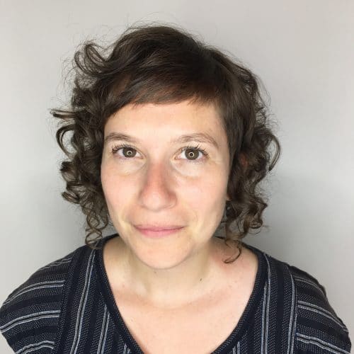 Une jolie coupe de cheveux en ligne avec une frange courte.