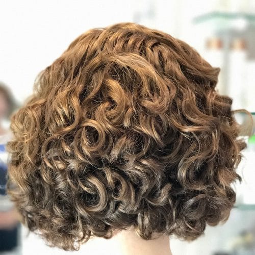 Un bob tendance, légèrement asymétrique et dégradé.