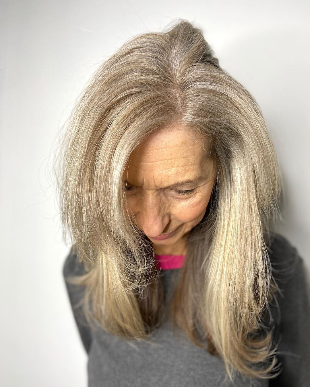 coupe de cheveux longue et droite pour une femme de 70 ans