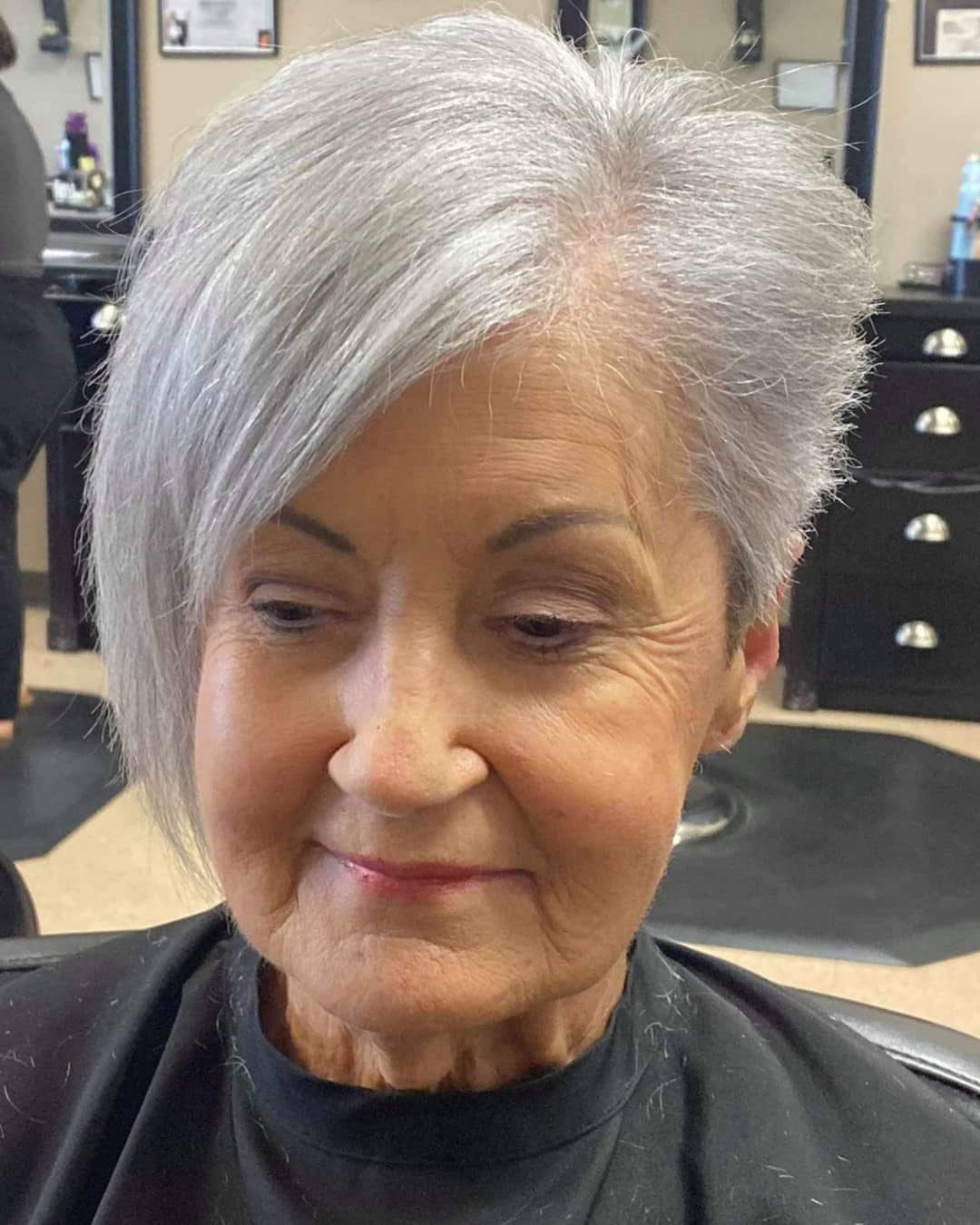 Coupe pixie grise avec une longue frange.