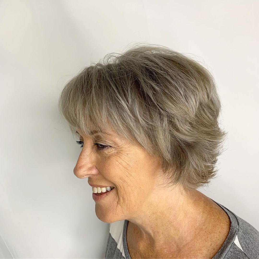 coupe de cheveux courte texturée pour femme de plus de 70 ans 