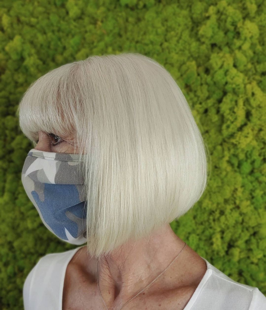 Coupe courte angulaire avec frange pour les femmes de plus de 70 ans.