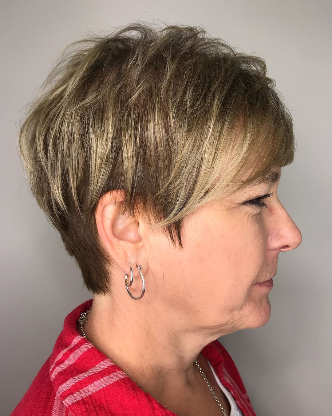 coupe pixie blonde à plumes pour les femmes de plus de 70 ans