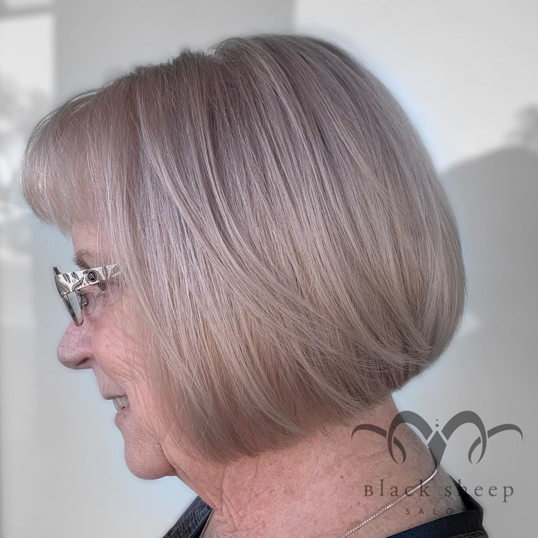 Bob avec frange pour femmes de plus de 70 ans avec lunettes