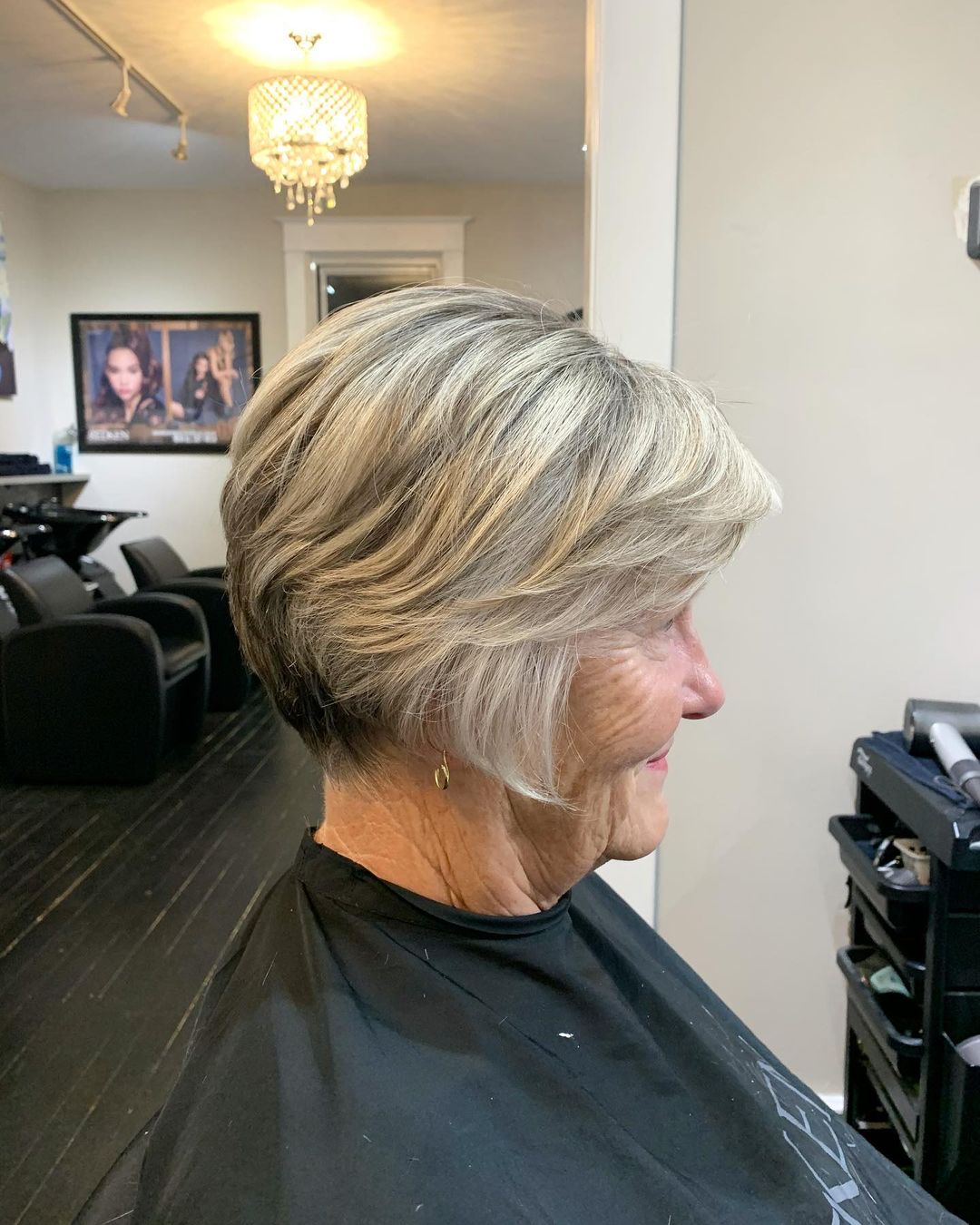 Coupe de cheveux courte et dégradée pour les femmes de plus de 70 ans.