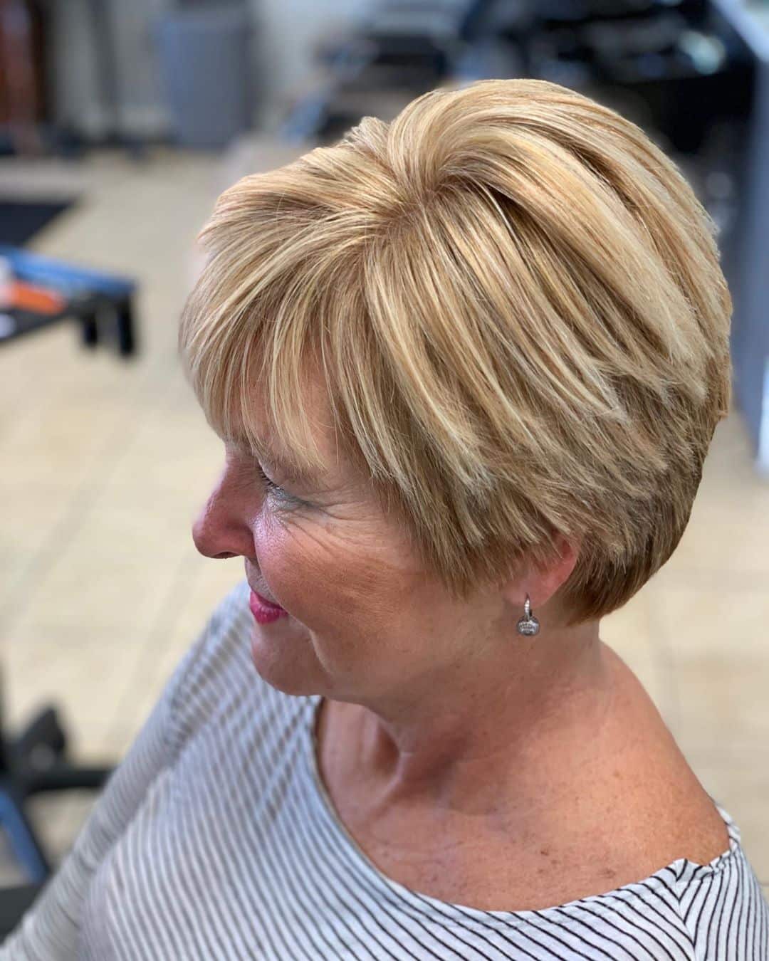 coupe de cheveux courte blonde cendrée pour une femme de plus de 70 ans