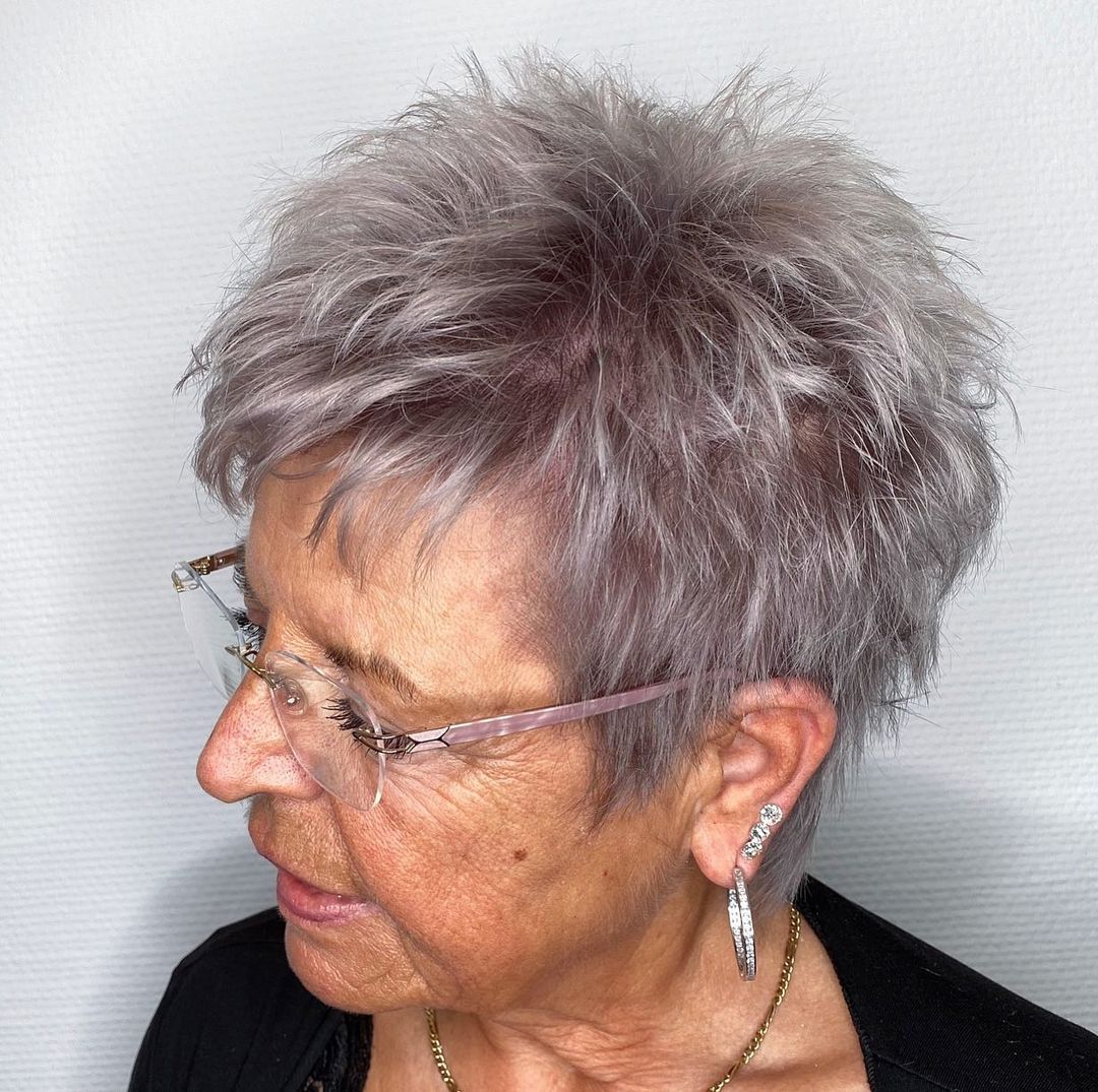 Femme de 70 ans avec une coupe de cheveux en épi.