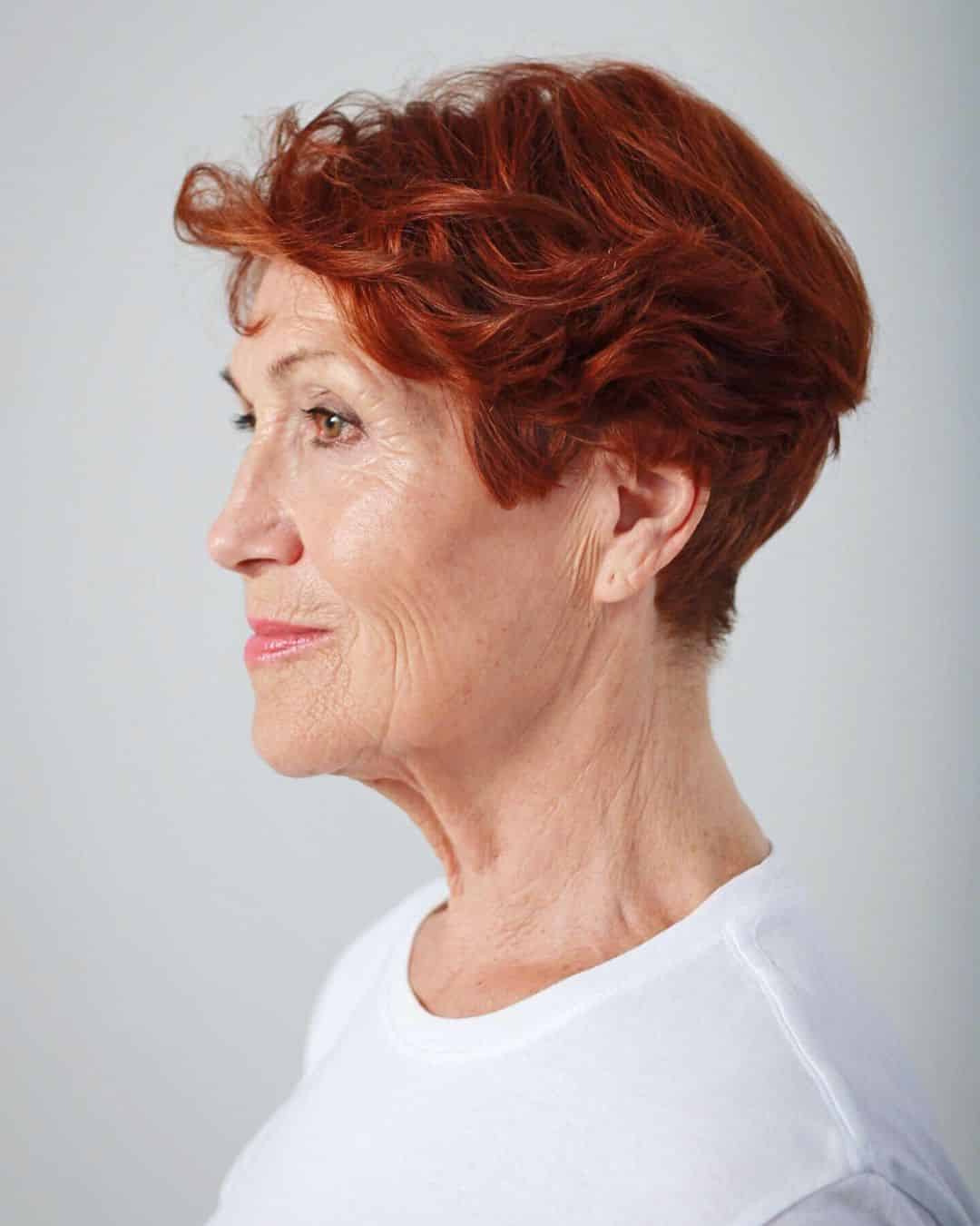 Coupe de cheveux courte et cunéiforme pour les femmes de 70 ans.