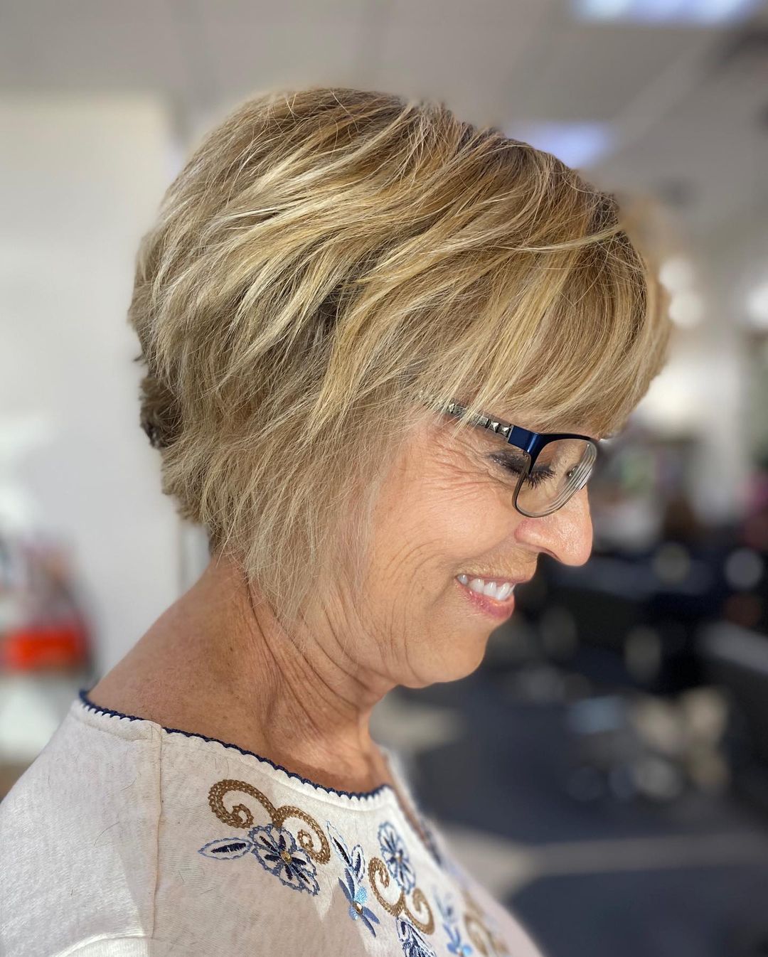 Femme âgée de plus de 70 ans avec une coupe de cheveux au carré empilé.