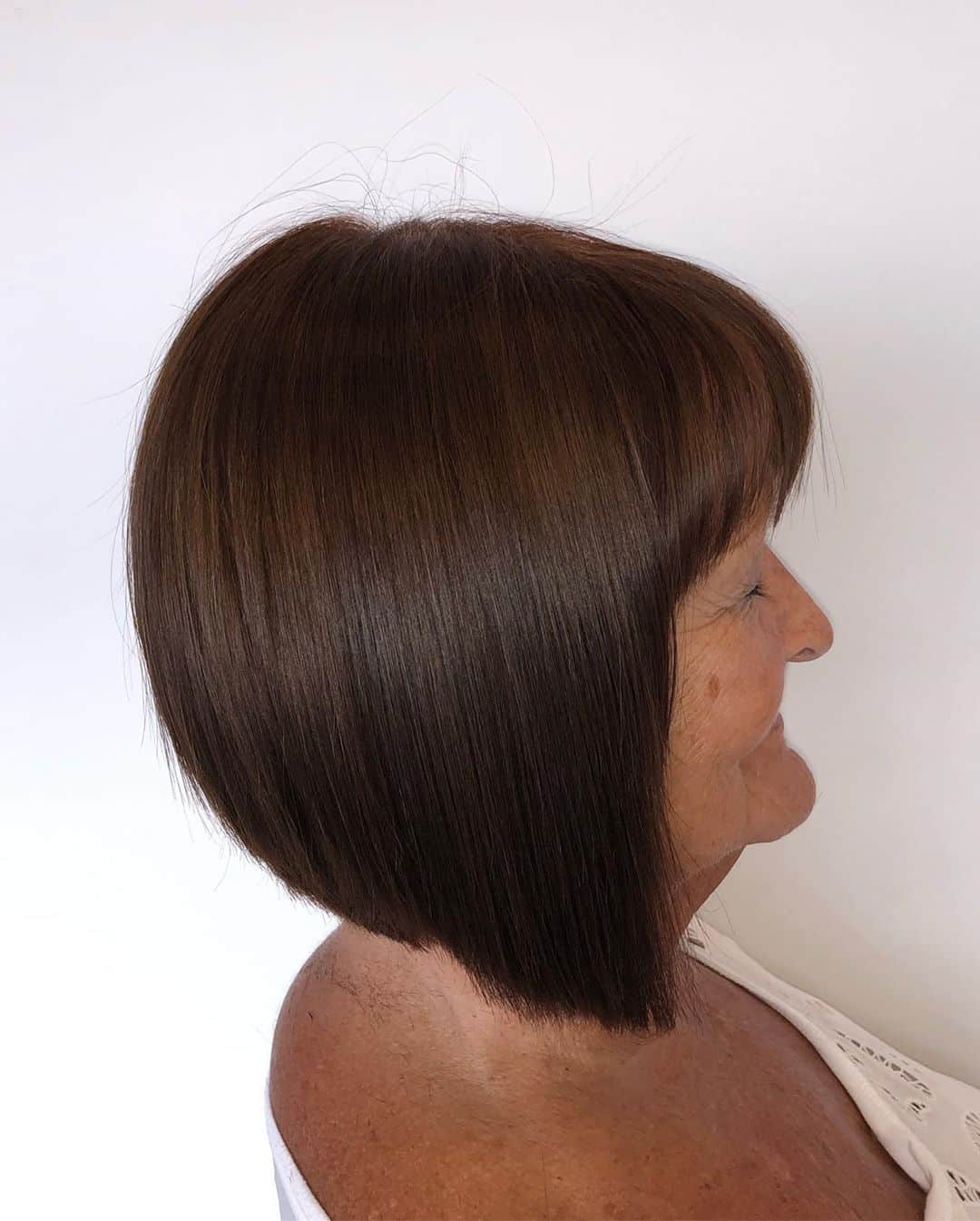 coupe mi-longue pour femme de plus de 70 ans aux cheveux bruns foncés