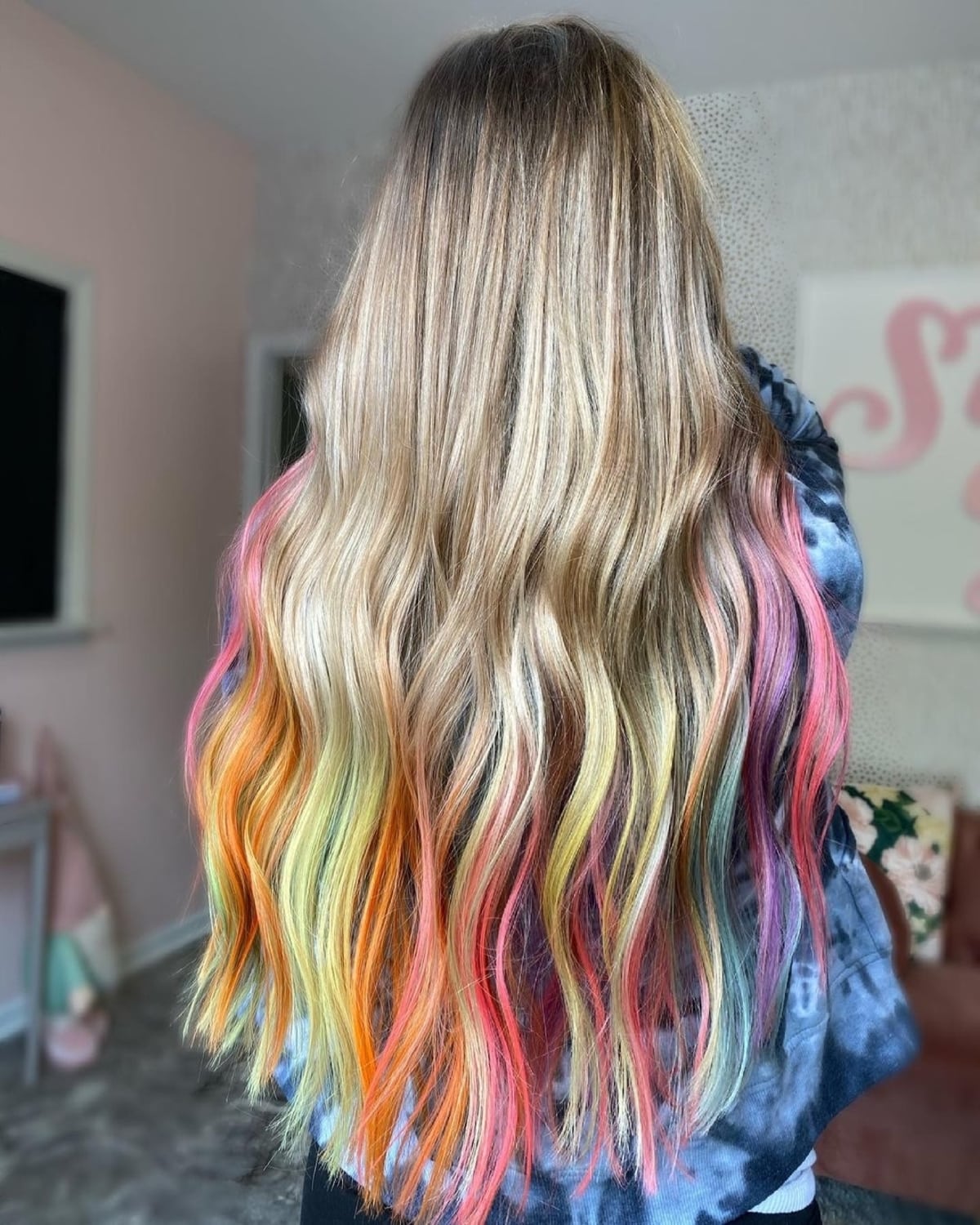 Coloration des cheveux arc-en-ciel par trempage