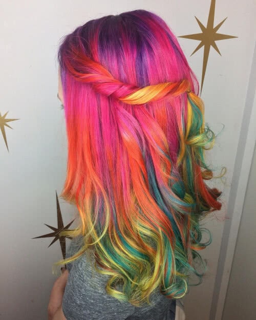 Coucher de soleil tropical avec des pointes frisées arc-en-ciel