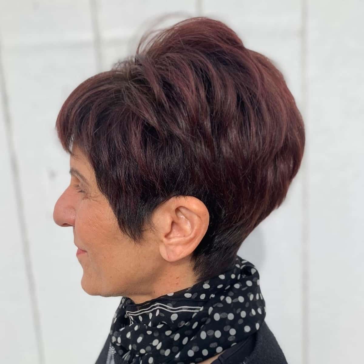 Mélange de couleurs auburn et bourgogne pour une dame âgée.