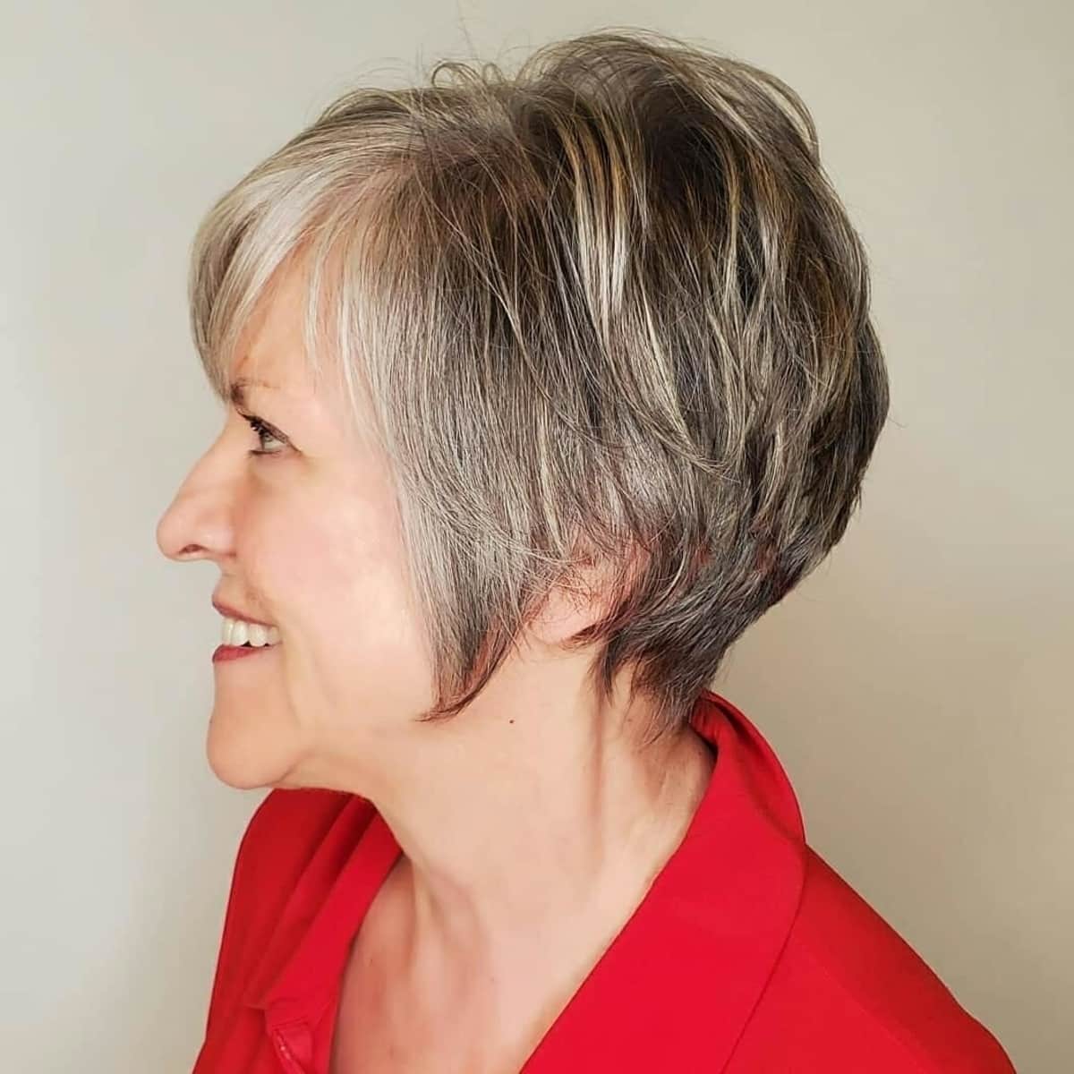 Cheveux poivre et sel pour les grands-mères