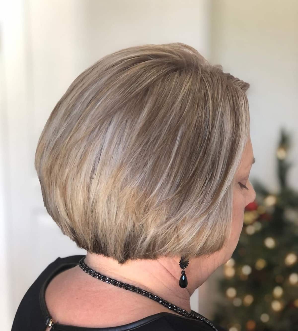 Cheveux blonds cendrés sur des femmes de 50 ans