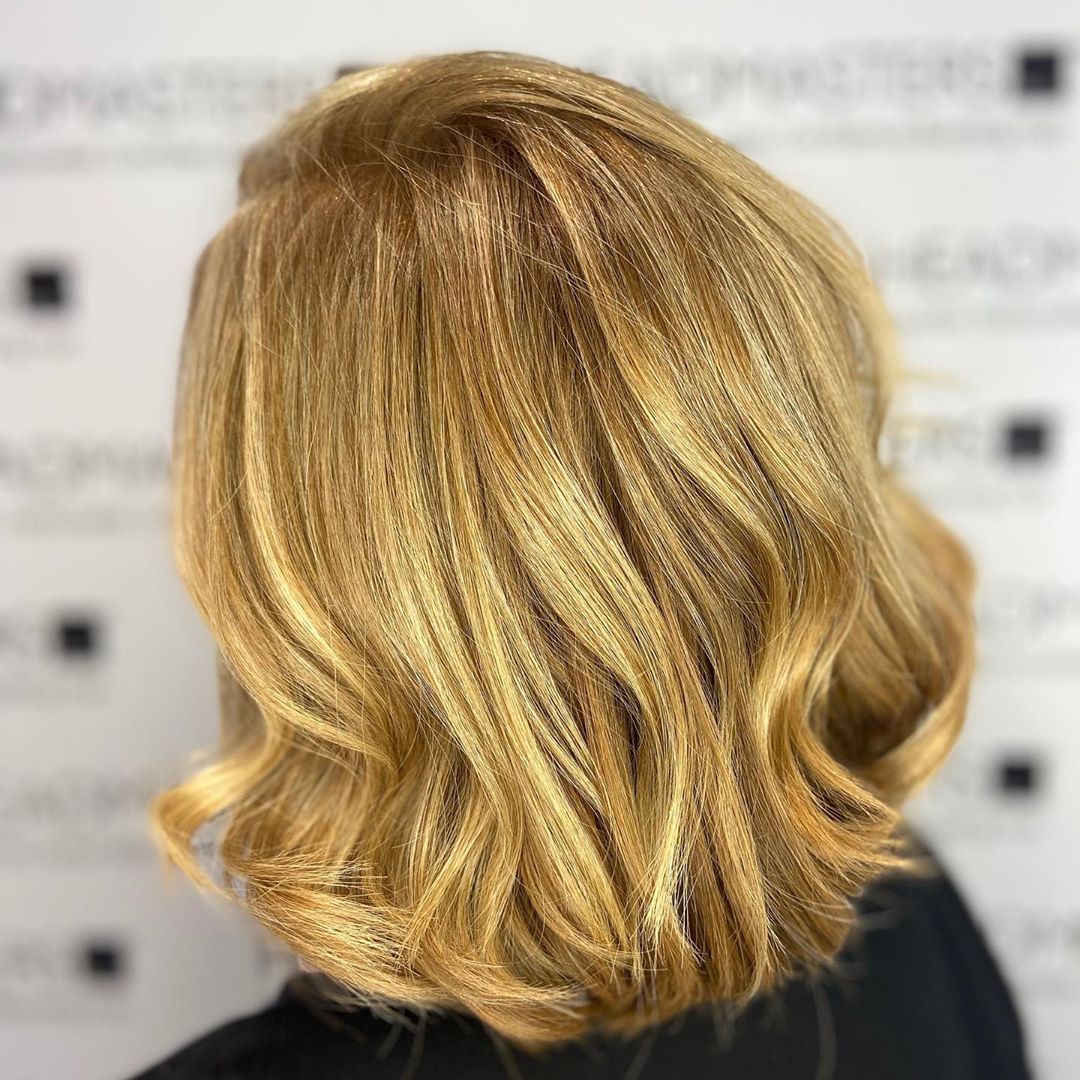 De beaux cheveux blonds comme le miel