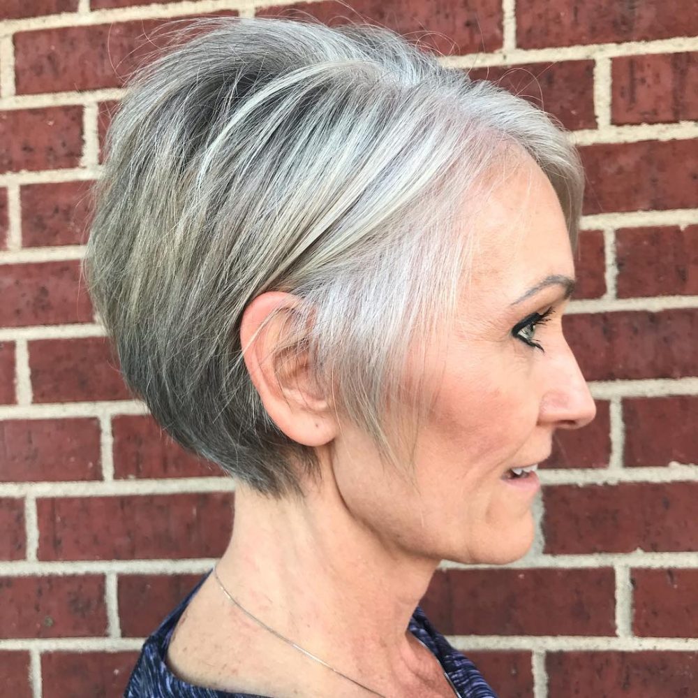 Cheveux gris avec des mèches blondes