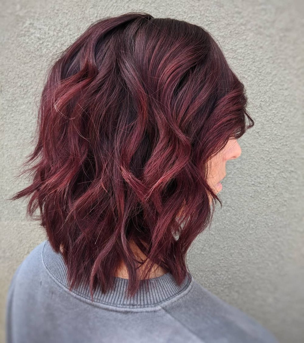 Cheveux bourgogne pour les femmes de 50 ans