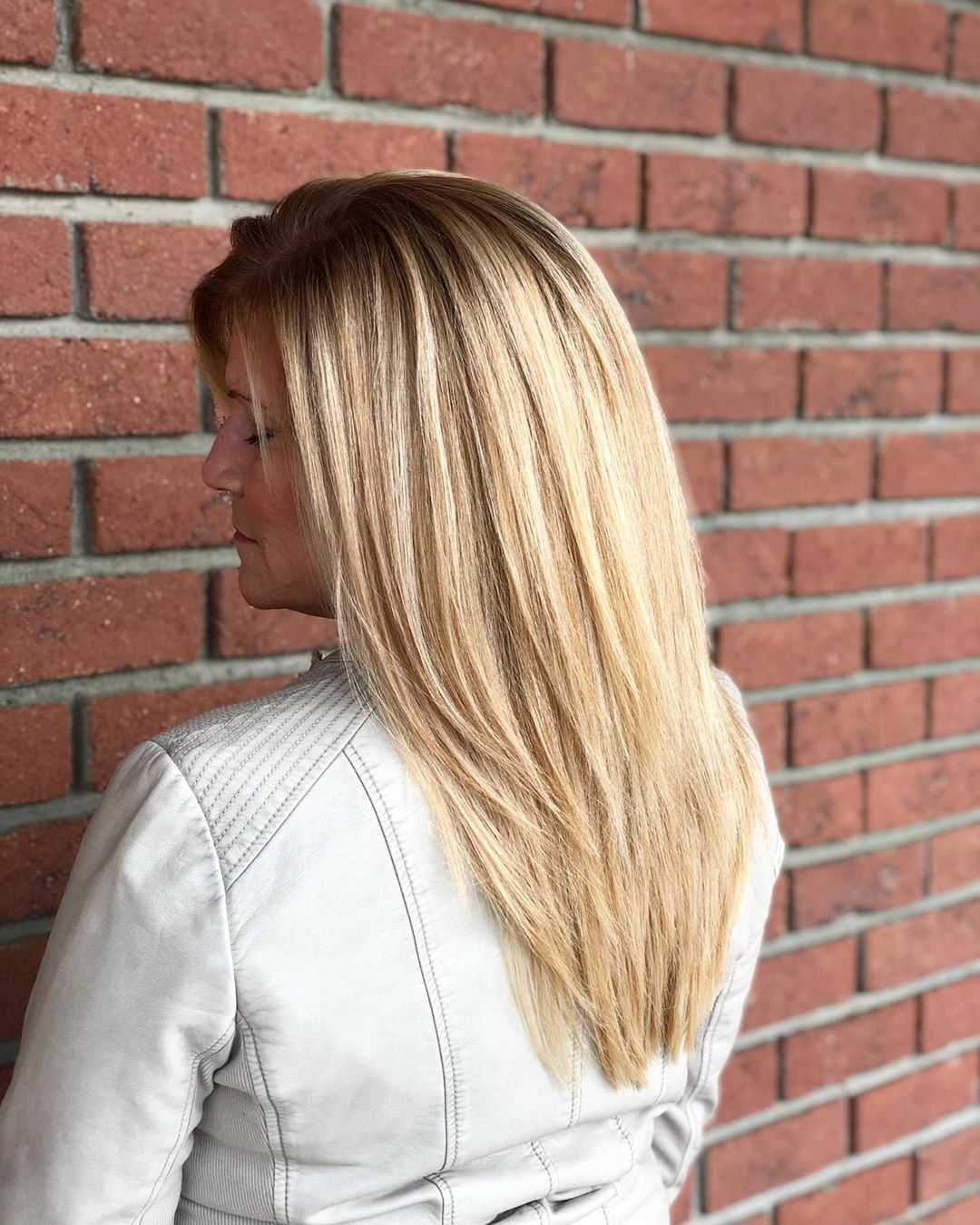 Blond clair jeune avec des racines foncées