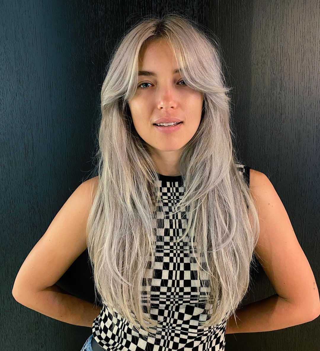 Coupe de cheveux hirsute des années 70 sur cheveux longs