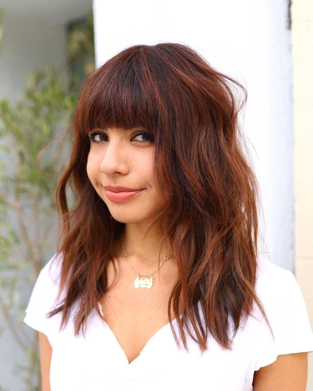coupe de cheveux défaits avec une frange épaisse