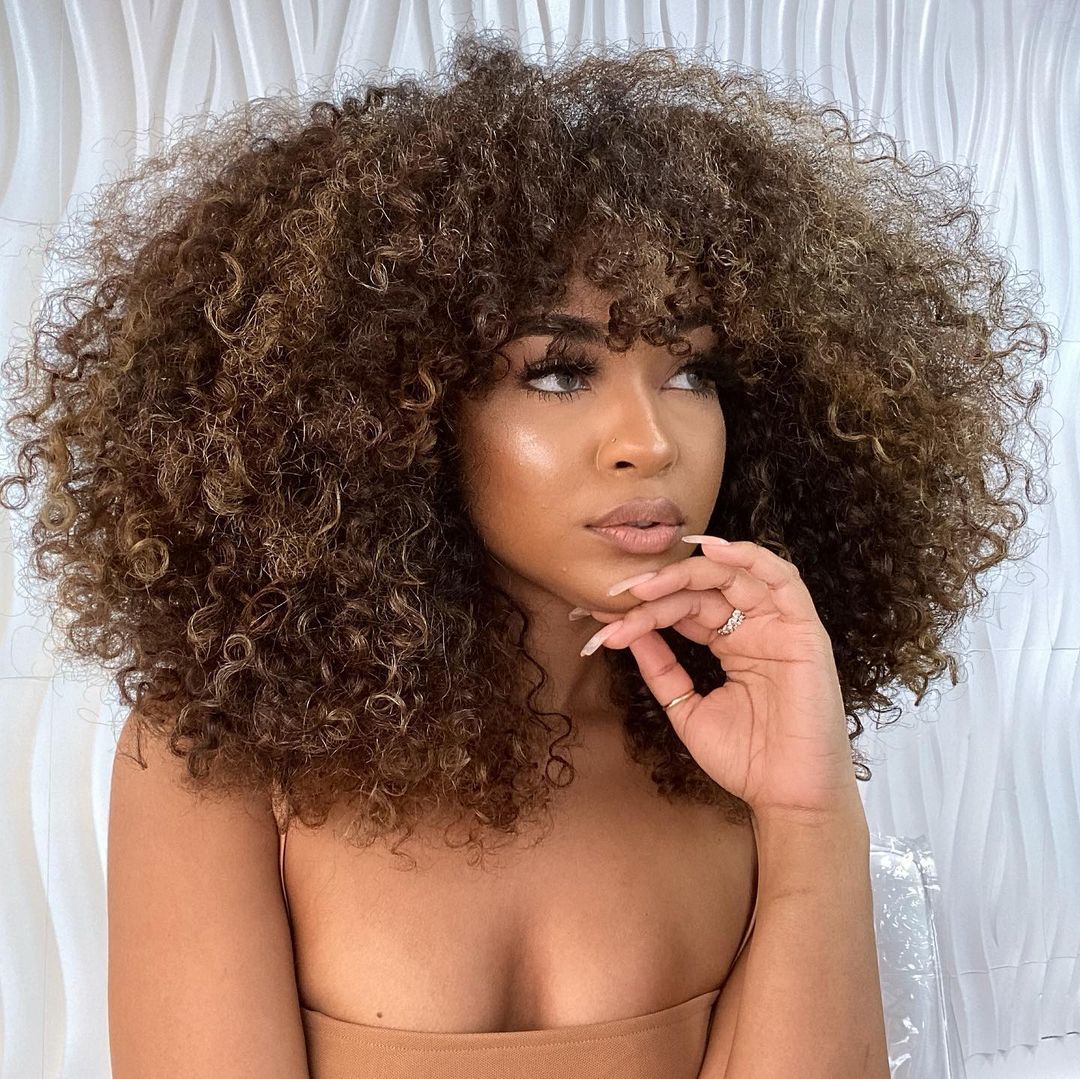 cheveux bouclés volumineux avec frange pour femmes noires
