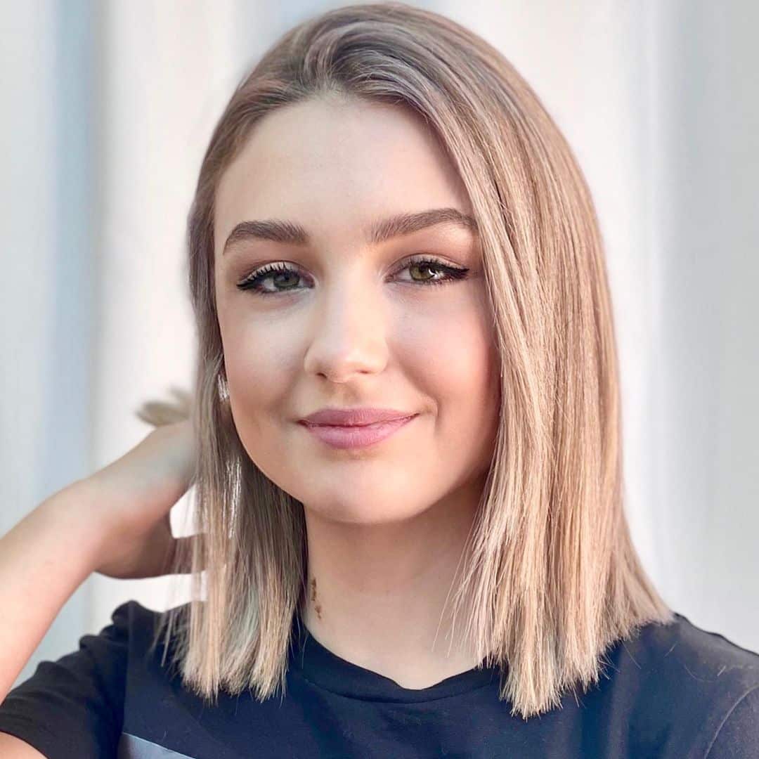 coupe de cheveux longue et blonde vanille