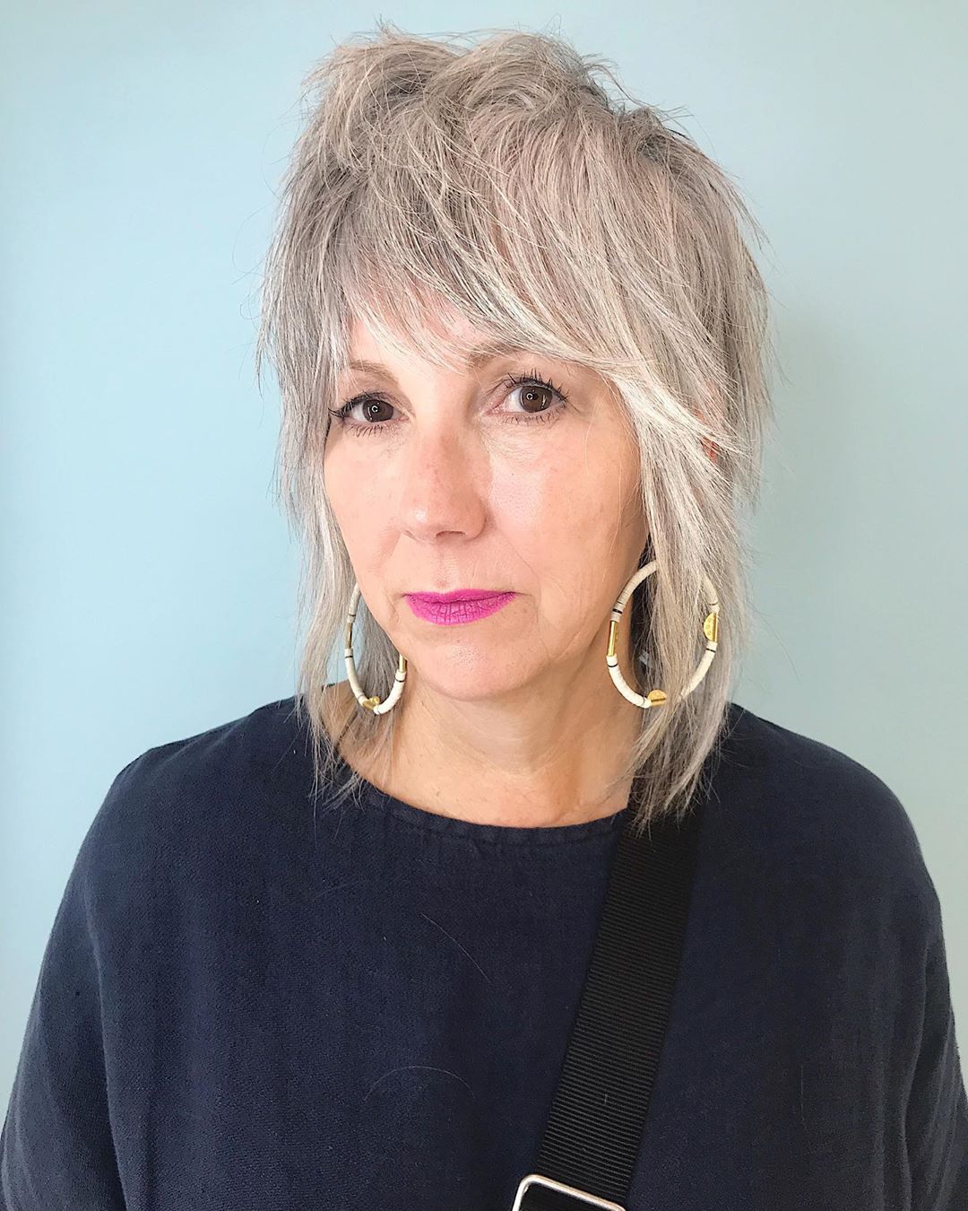 Coupe de cheveux jeune et hirsute pour les femmes de plus de 50 ans aux cheveux fins.