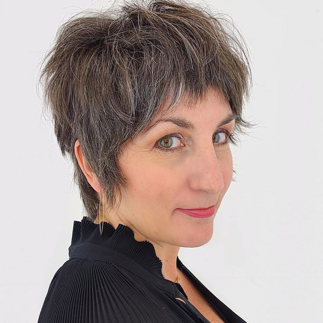 Coupe shag longueur de cou pour une femme dans la cinquantaine et aux cheveux fins.