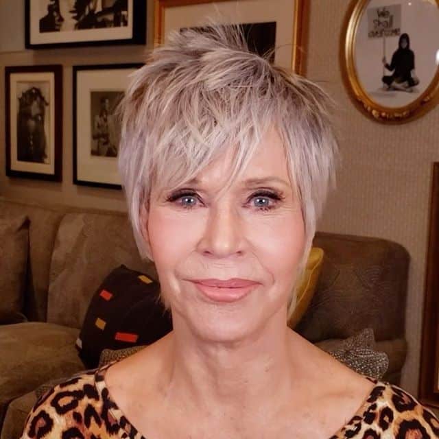 Coupe pixie hirsute pour femme de 50 ans aux cheveux fins.
