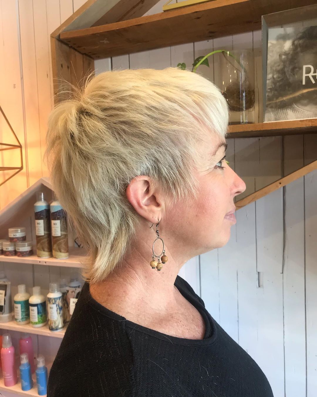Une femme d'une cinquantaine d'années aux cheveux fins avec une coupe de cheveux shag très courte.