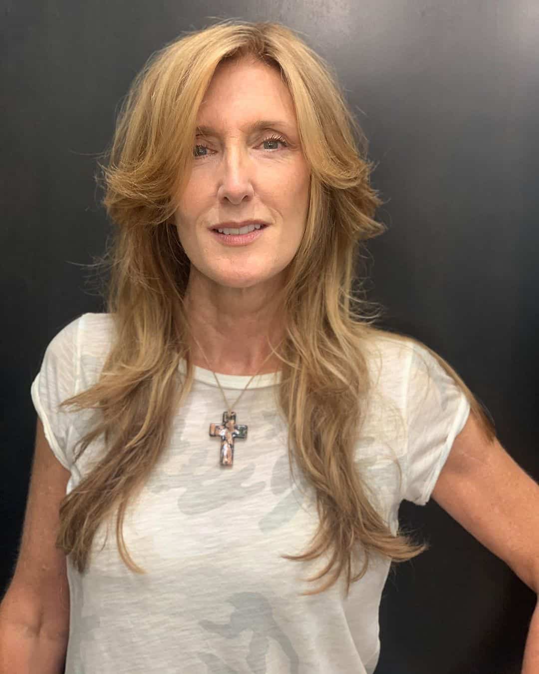 coupe de cheveux longue à poils longs pour les femmes de 50 ans aux cheveux fins