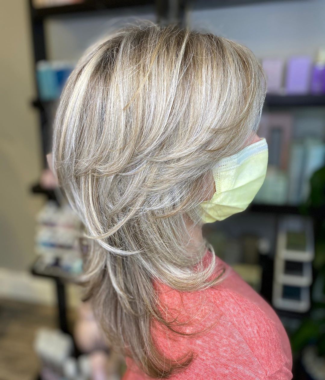 coupe de cheveux hirsute à plumes pour les femmes de 50 ans et plus et les cheveux fins