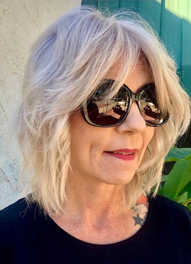 Coupe moderne wavy shag pour les femmes de plus de 50 ans aux cheveux fins.