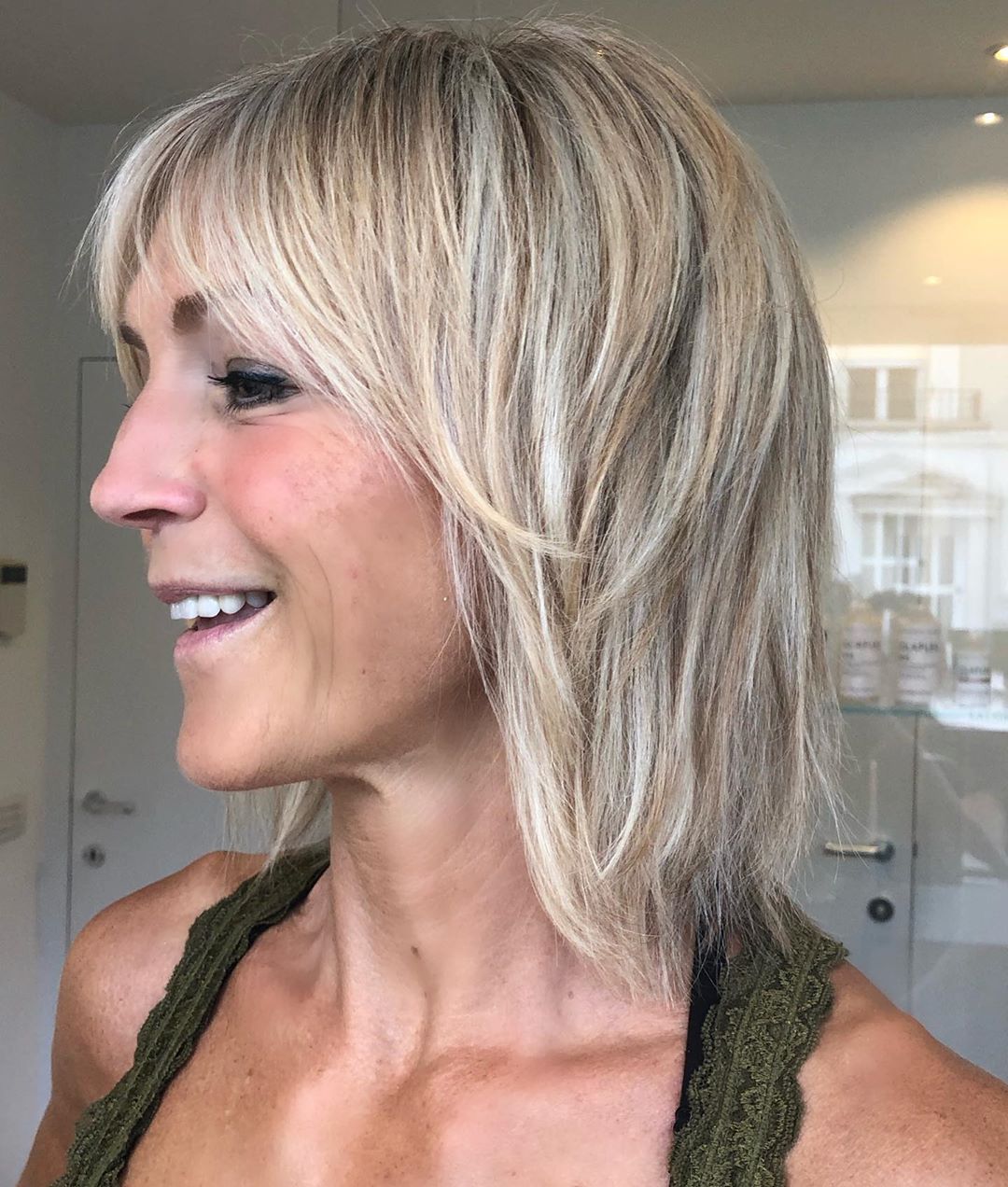 femme de plus de 50 ans avec une coupe de cheveux dégradée et hirsute