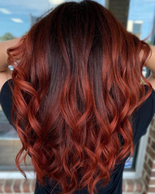 Panneaux rouges cuivrés avec une couleur d'automne marron foncé.