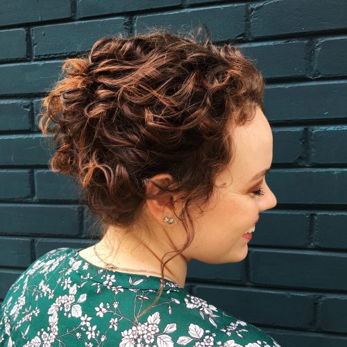 Photo de la coiffure bouclée améliorée
