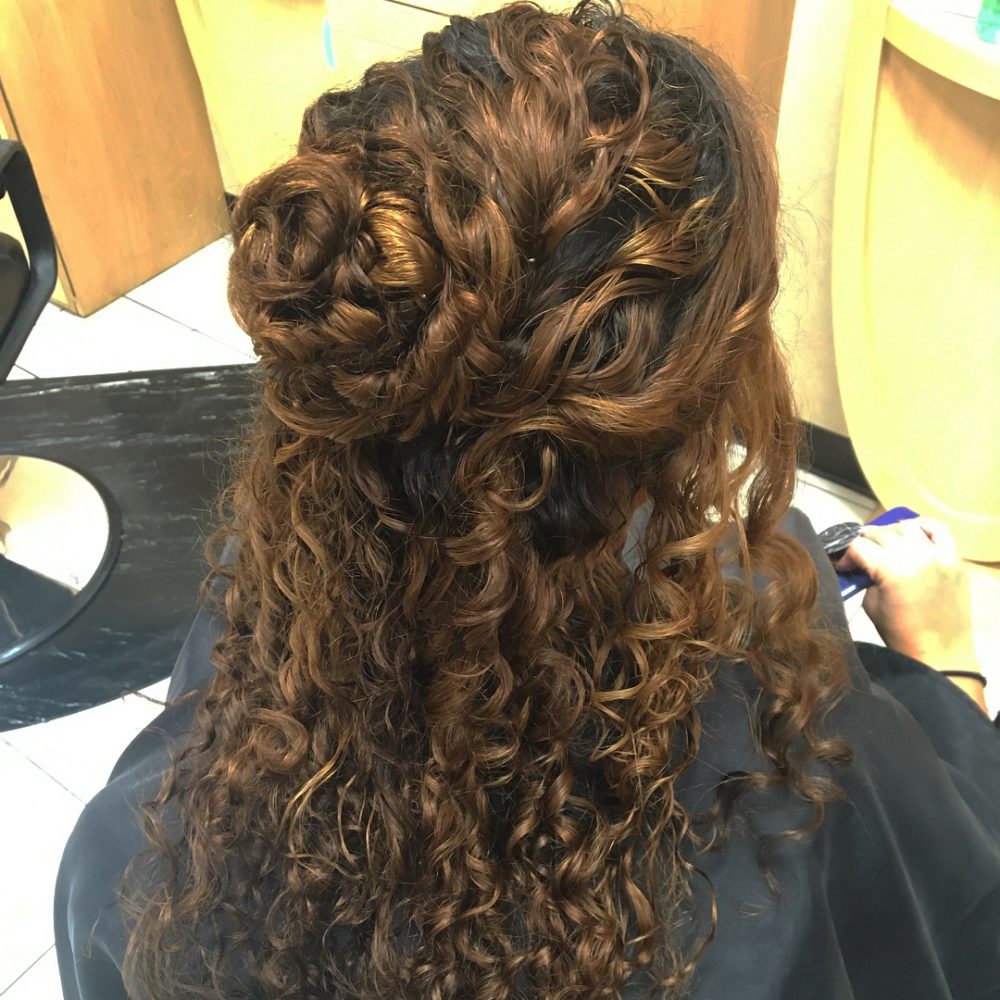 Demi-chignon bouclé sans effort