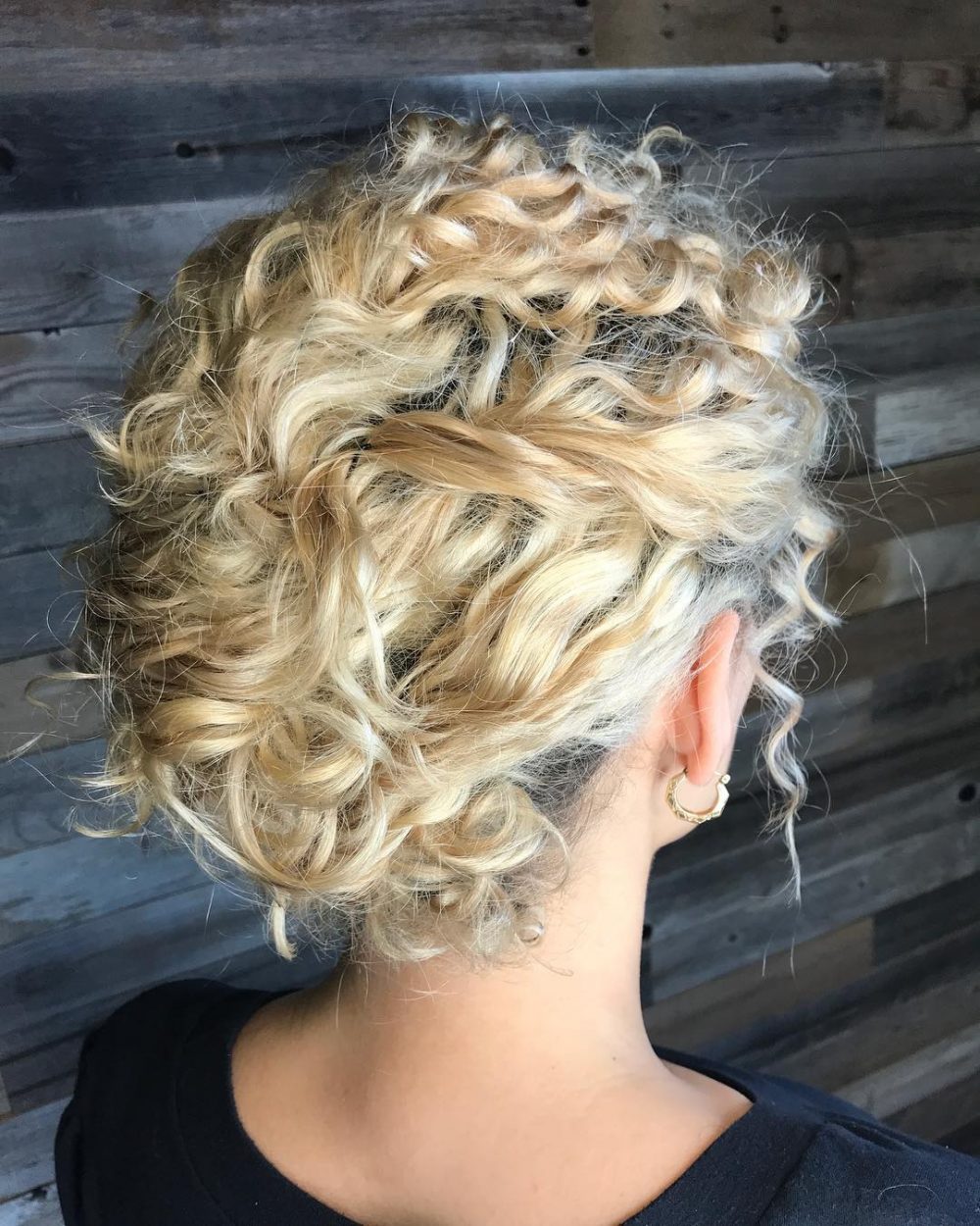 Chignon frisé texturé