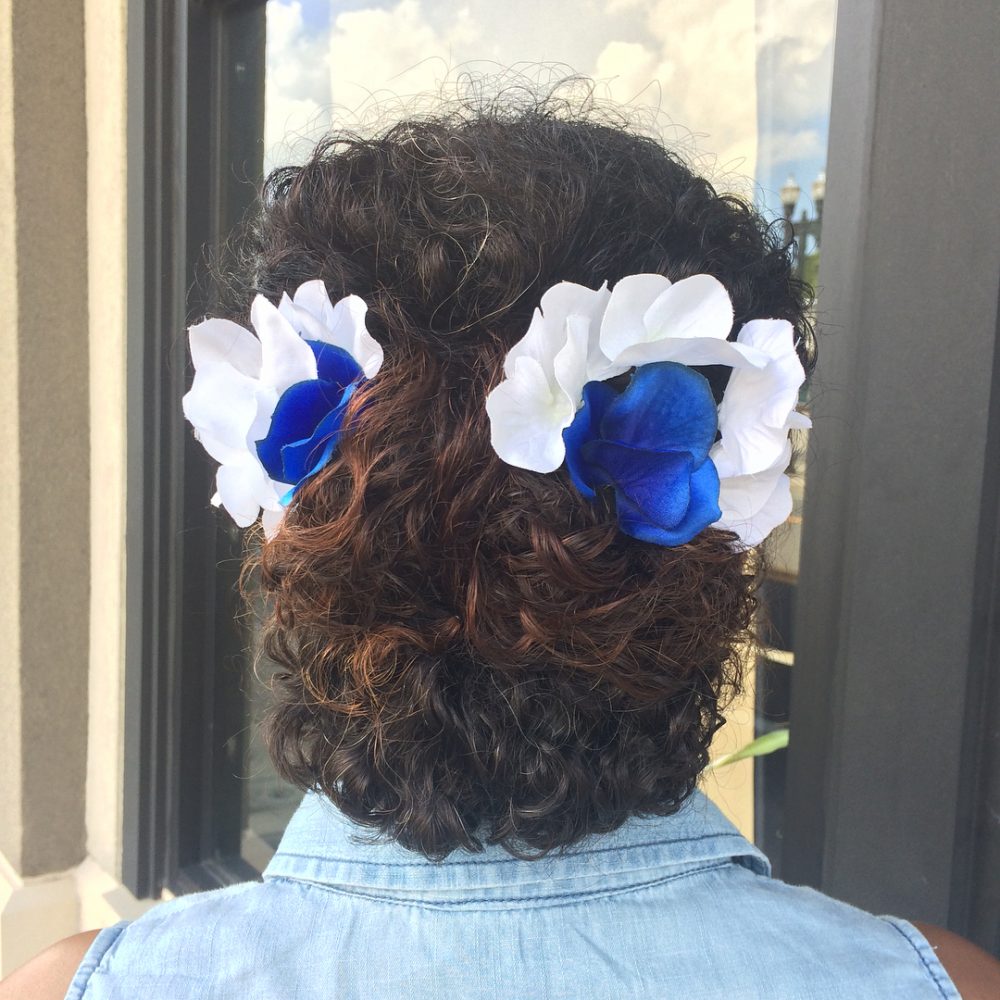 Coiffure ébouriffée et élégante Updo