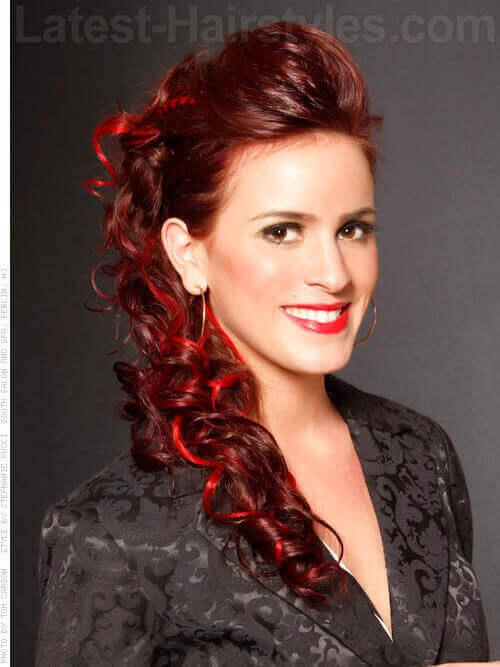 Updo bouclé glamour avec des mèches rouges