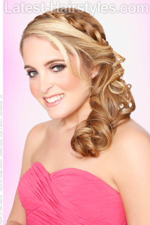 Updo doux et bouclé avec tresse