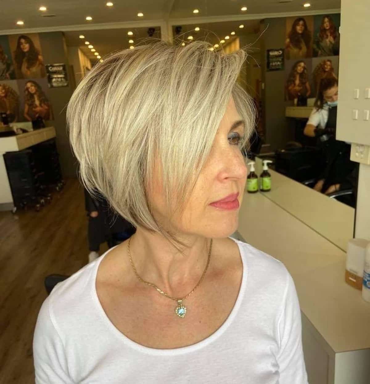 coupe de cheveux courte et dégradée pour les femmes âgées